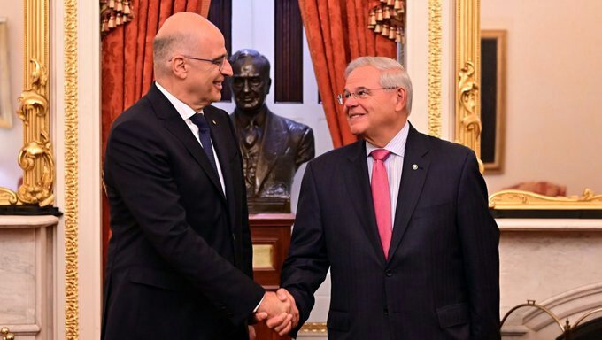 Τηλεφωνική επικοινωνία Δένδια Μενέντεζ