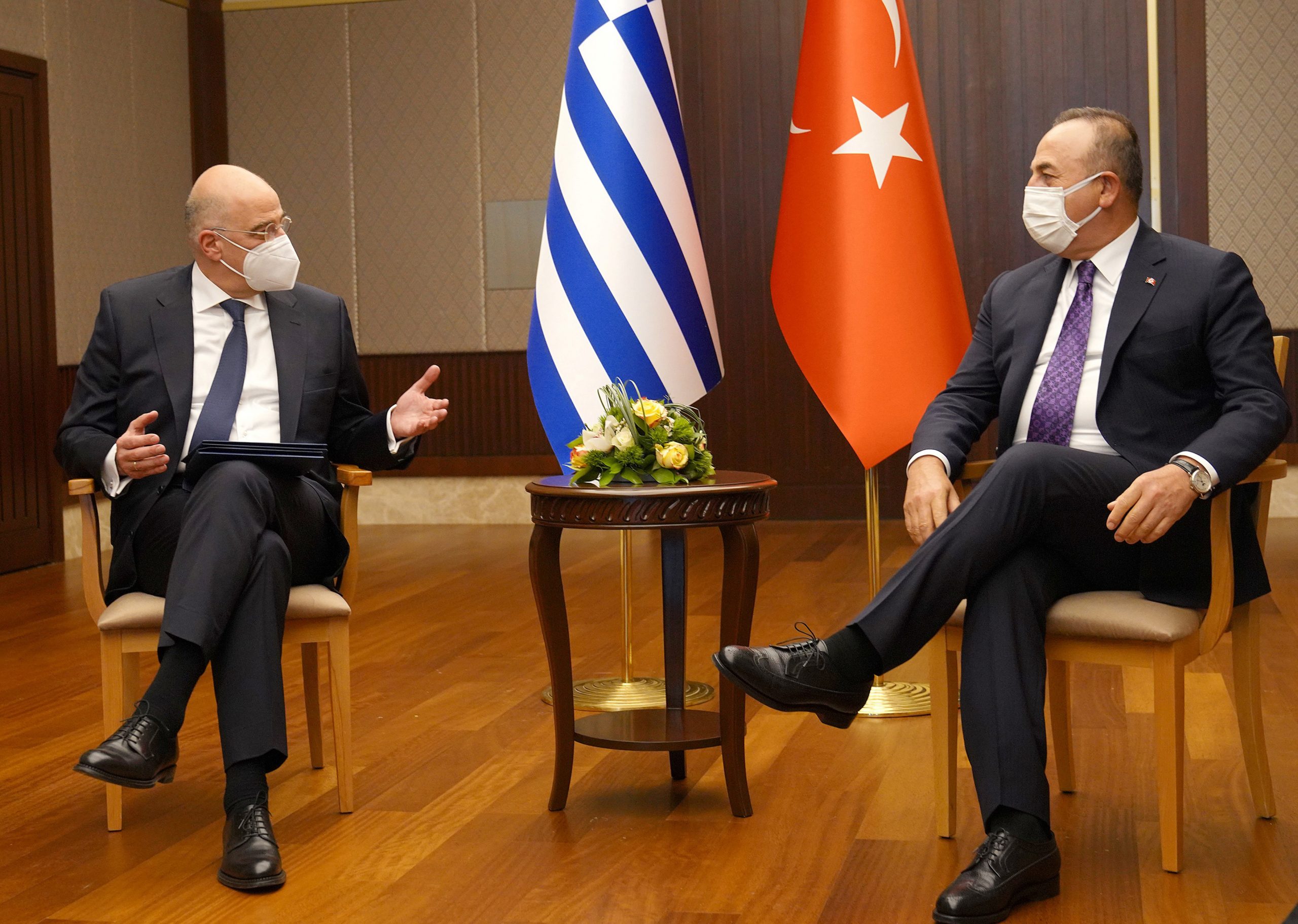 Σφοδρή αντιπαράθεση Δένδια – Τσαβούσογλου On camera: Δεν άρεσαν στον Μεβλούτ οι αλήθειες που του είπε