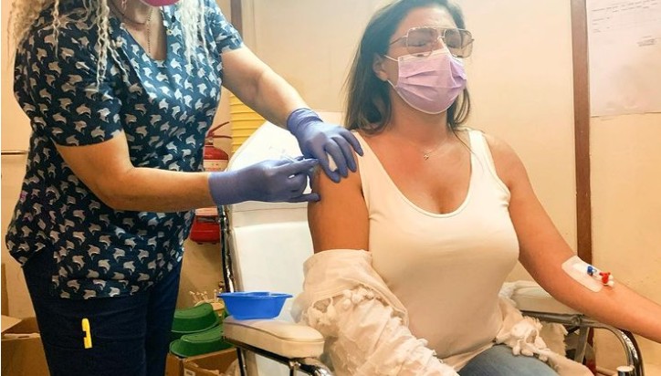 Έλενα Παπαρίζου: Εμβολιάστηκε κατά του κορονοϊού – Γιατί είχε “πεταλούδα” στο χέρι