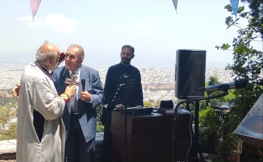 Ο Άρχοντας Πρωτοψάλτης Θεόδωρος Βασιλικός ψάλλει στην Εκκλησία των Αγίων Ισιδώρων Λυκαβηττού (βίντεο)