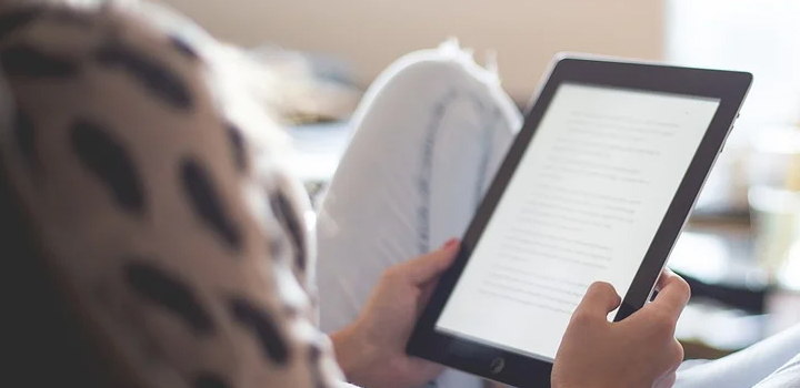 Εξισώνεται ο ΦΠΑ των e-books και των audio books στο 6%