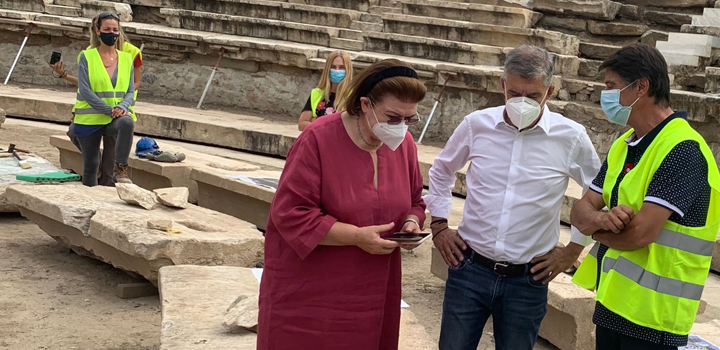 Η Λίνα Μενδώνη σε μνημεία στη Λάρισα, στον Τύρναβο, στην Ελασσόνα, στο Κιλελέρ