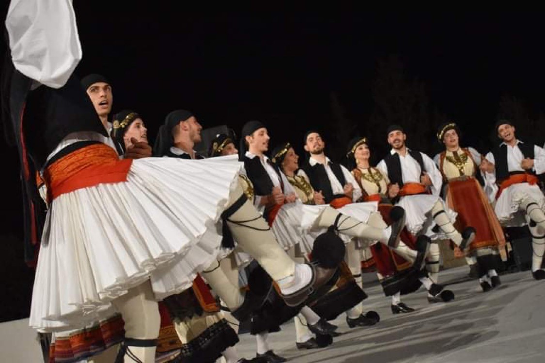 Δήμος Σαλαμίνας: «Ας αρχίσουν οι χοροί» στο γεμάτο Ευριπίδειο Θέατρο Σαλαμίνας