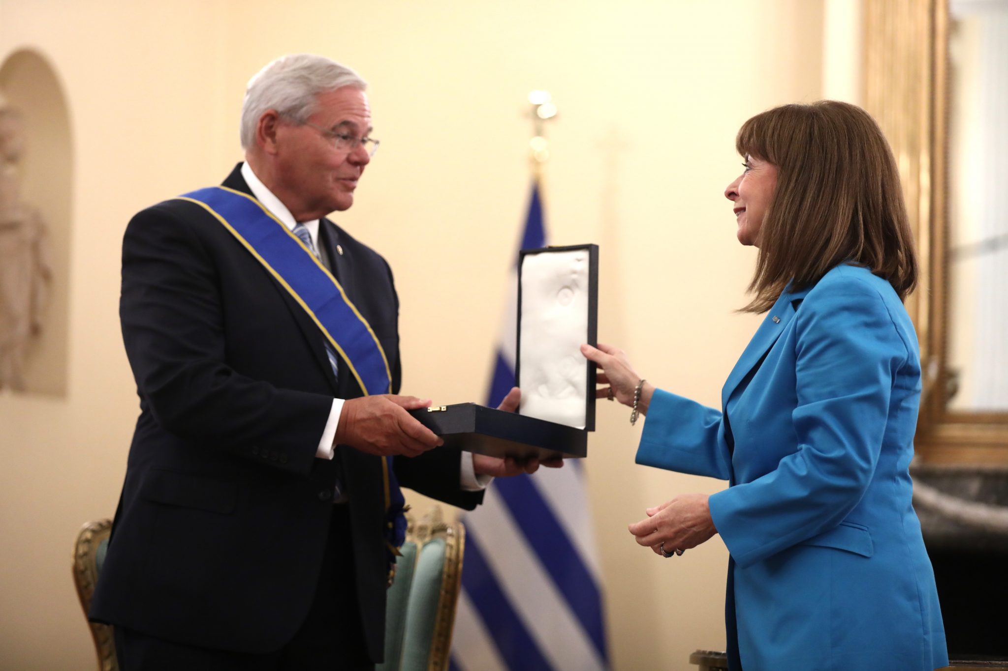 Παρασημοφόρηση του Ρ. Μενέντεζ από την Κ. Σακελλαροπούλου – Θερμό κλίμα και στα Υπουργεία Εξωτερικών και Άμυνας