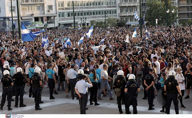 Οι αρνητές βάζουν πλάτη στην πανδημία – Παγκόσμιο φαινόμενο το αντιεμβολιαστικό κίνημα