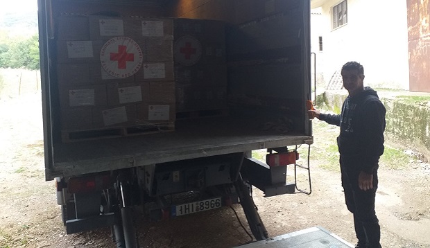 Διανομή ανθρωπιστικής βοήθειας από τον Ελληνικό Ερυθρό Σταυρό στις πυρόπληκτες περιοχές