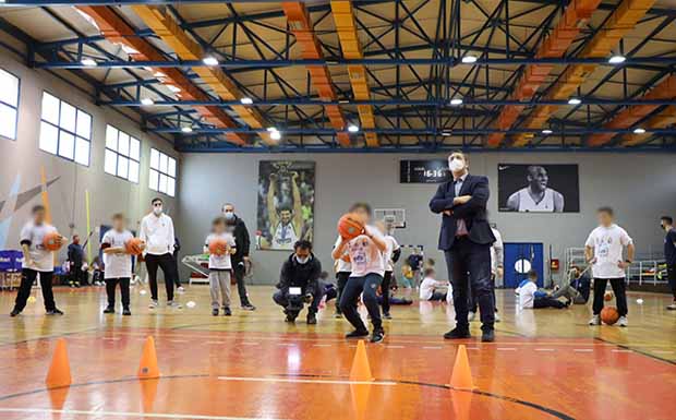 Ο Περιφερειάρχης Κεντρικής Μακεδονίας Απόστολος Τζιτζικώστας στη δράση «Τρίποντα στα Σχολεία» στην Άνω Ηλιούπολη του Δήμου Παύλου Μελά