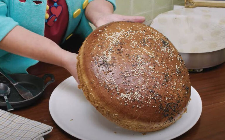 Πολίτικη βασιλόπιτα (τσουρέκι) από τη Νένα Ισμυρνόγλου (video)