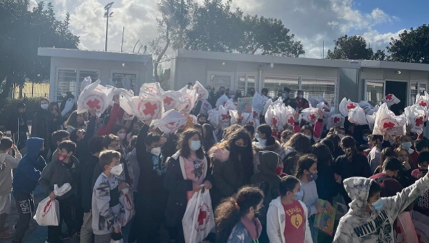 Ο Ελληνικός Ερυθρός Σταυρός προσφέρει στιγμές χαράς στους μαθητές των πυρόπληκτων περιοχών