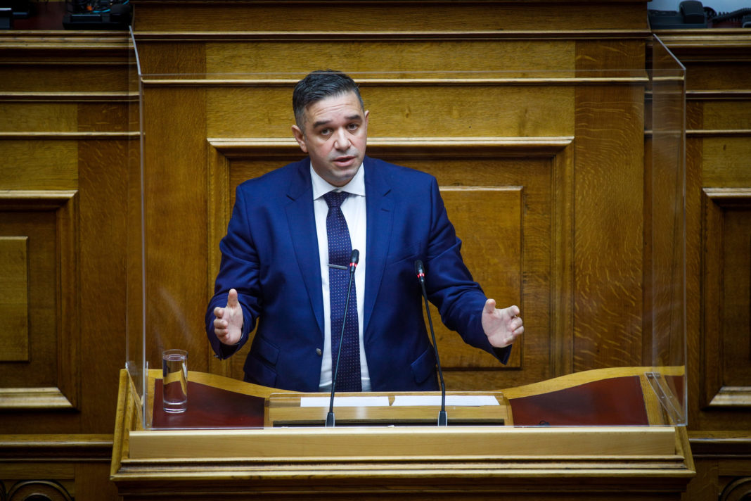 Η δήλωση παραίτησης του βουλευτή της ΝΔ Θέμη Χειμάρα – Στην Ελενα Μακρή Θεοδώρου περνά η έδρα