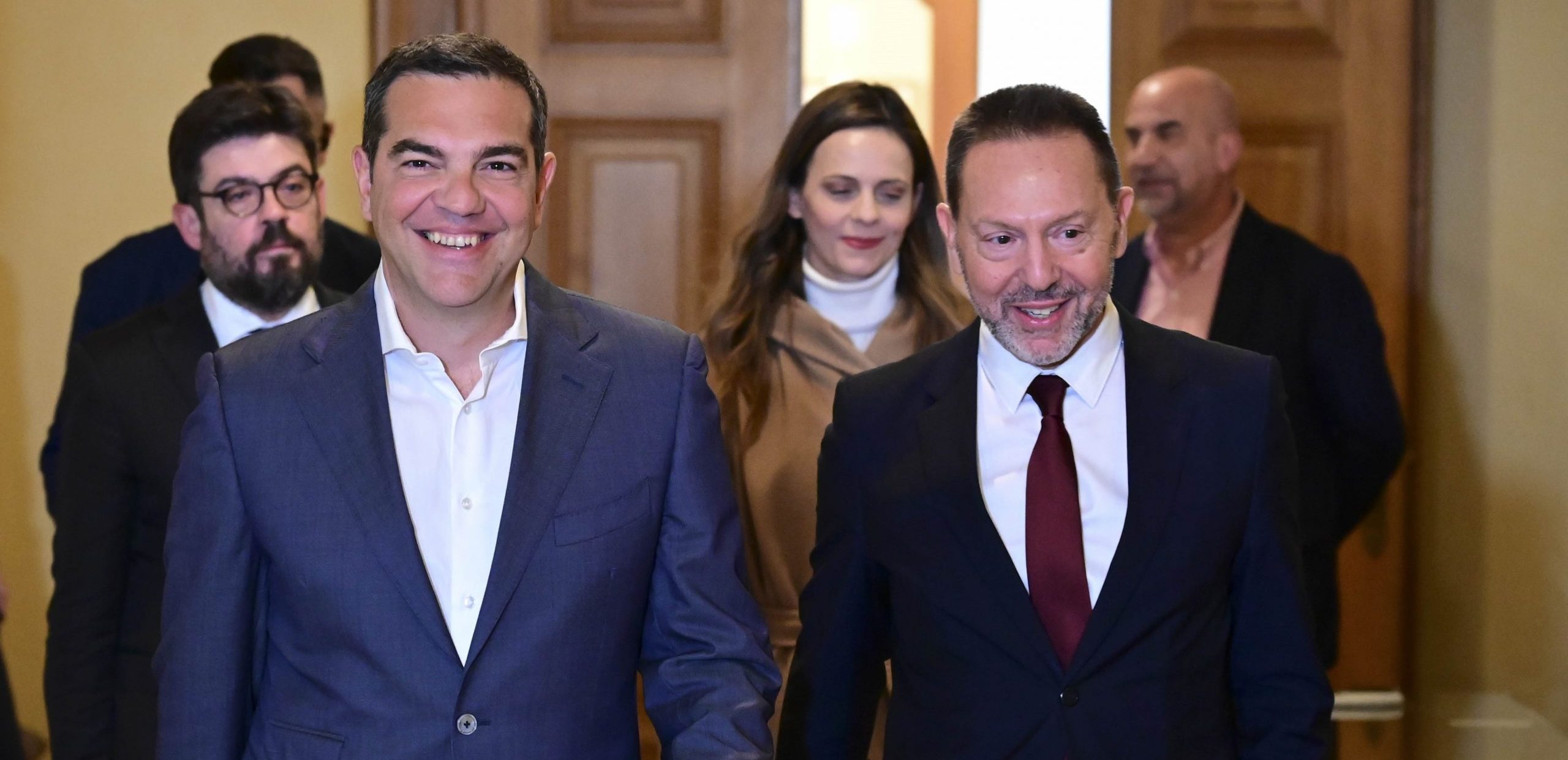 Α. Τσίπρας στη συνάντηση με τον Γ. Στουρνάρα: Έχουμε σχέδιο με προστασία της πρώτης κατοικίας και προοπτική βιώσιμων ρυθμίσεων –
