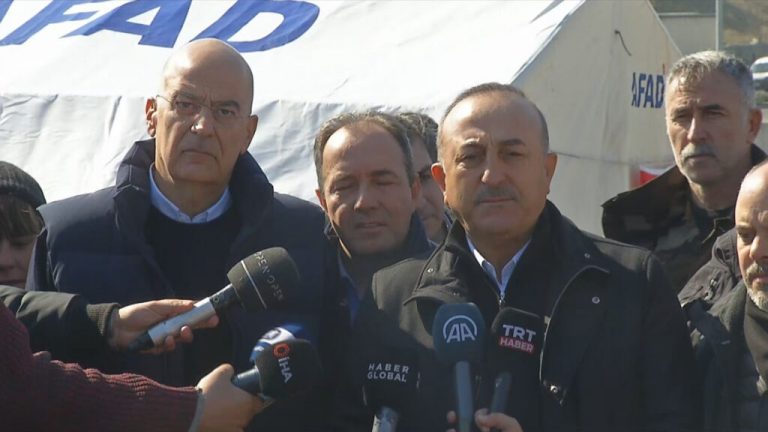 Ν. Δένδιας: Είμαστε υπερήφανοι για τους Έλληνες διασώστες – Δεν χρειάζονται φυσικές καταστροφές για να βελτιώσουμε τις διμερείς μας σχέσεις – Μεβλούτ Τσαβούσογλου: «Ευχαριστούμε την Ελλάδα για τη βοήθεια»