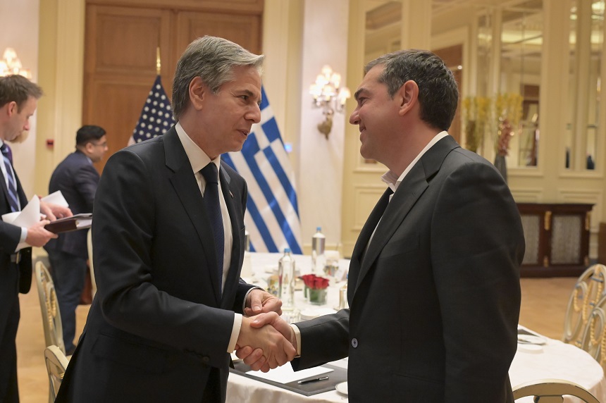 Τσίπρας σε Μπλίνκεν: Οι ΗΠΑ να στηρίξουν το διάλογο με την Τουρκία με δύο σαφείς κόκκινες γραμμές – Η Ελλάδα μπορεί να συνεισφέρει στην Ουκρανία αλλά χωρίς αποστολή όπλων και μάλιστα από τα νησιά της