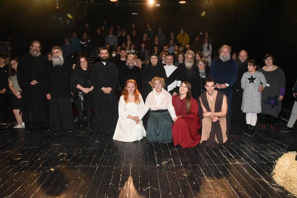 Στην θεατρική παράσταση “Τo δάκρυ της Παναγίας – Ένας ύμνος για την Σμύρνη” κληρικοί, ιερατικές οικογένειες και νέοι