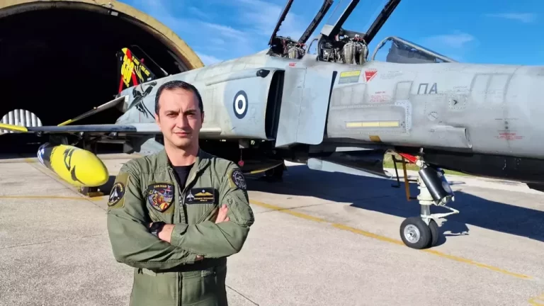 Στην εξόδιο ακολουθία του σμηναγού Τσιτλακίδη η ΠτΔ, ο πρωθυπουργός και αντιπροσωπεία της αξιωματικής αντιπολίτευσης