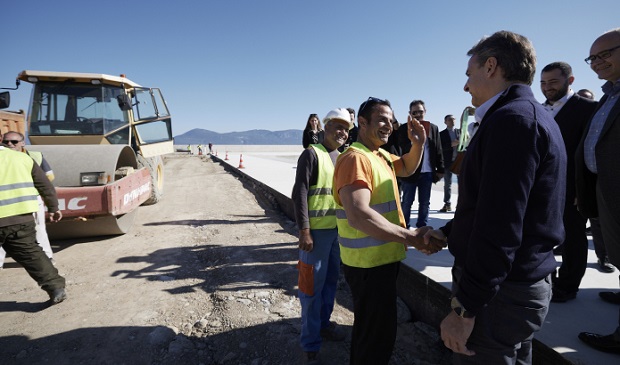 Ο Κυριάκος Μητσοτάκης στο υπό αναβάθμιση λιμάνι του Αγίου Κωνσταντίνου και την παρακολούθηση της παρουσίασης του σχεδίου για την αναβίωση της λουτρόπολης των Καμένων Βούρλων