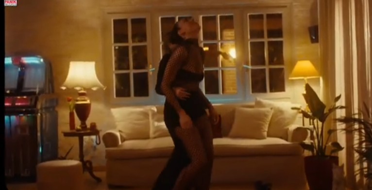 Ήβη Αδάμου x Daphne Lawrence: «Δε Σ’ Αφήνω» – Νέο Τραγούδι & Music Video