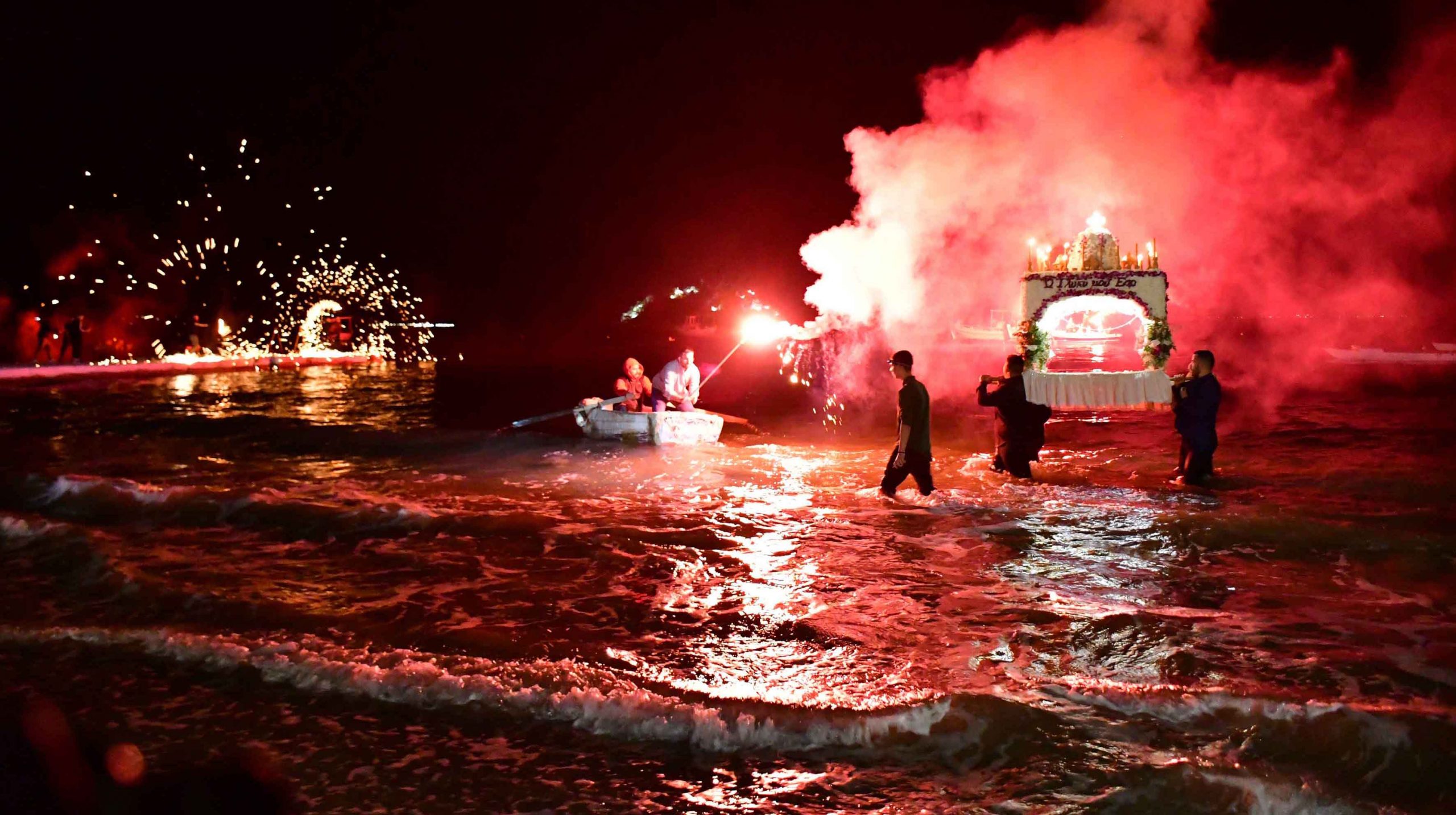 Τολό: Περιφορά του Επιταφίου… (φωτο – video)