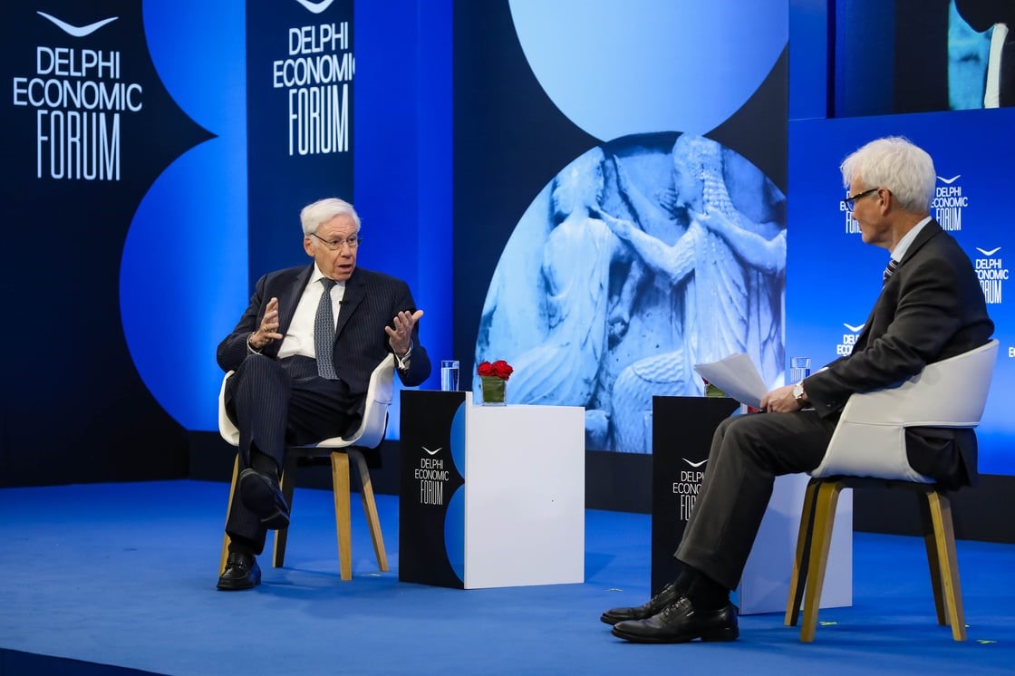 Charles Dallara στους Δελφούς: Εντυπωσιάζει τους επενδυτές η πρόοδος της ελληνικής οικονομίας