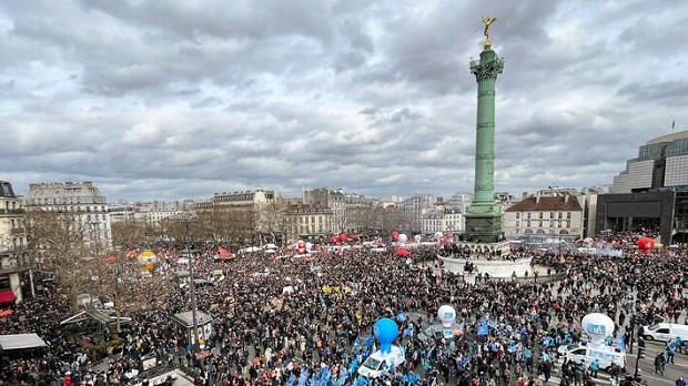 Ο κόσμος αγανακτεί, η Ευρώπη φλέγεται και το ελληνικό πολιτικό σύστημα ασχολείται με την εκλογική αριθμητική – Του Ν. Στραβελάκη