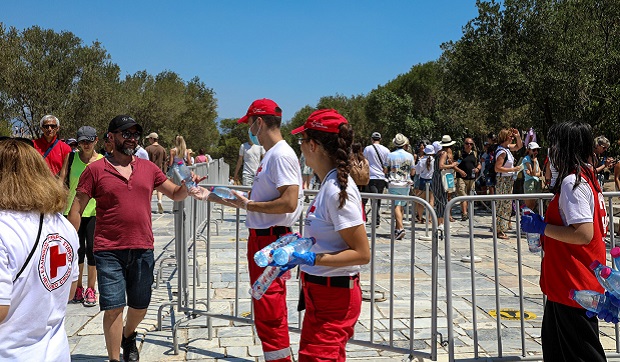 Ο Ελληνικός Ερυθρός Σταυρός διοργανώνει μεγάλη δράση ενημέρωσης για την αντιμετώπιση των υψηλών θερμοκρασιών στην Ακρόπολη (2/6)