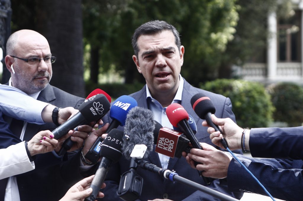 Τσίπρας: Αναλαμβάνω την ευθύνη για την ήττα, ζητώ συγγνώμη, θα δώσω τη μάχη – Οδυνηρό σοκ (video)