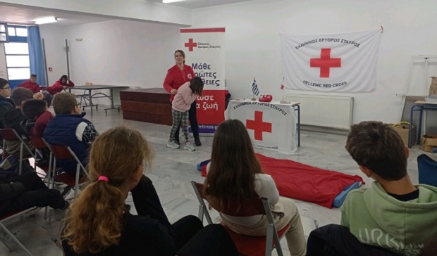 Ελληνικός Ερυθρός Σταυρός: Εκπαίδευση μαθητών στην Αμοργό στις Πρώτες Βοήθειες σε συνεργασία με την Ομάδα Αιγαίου