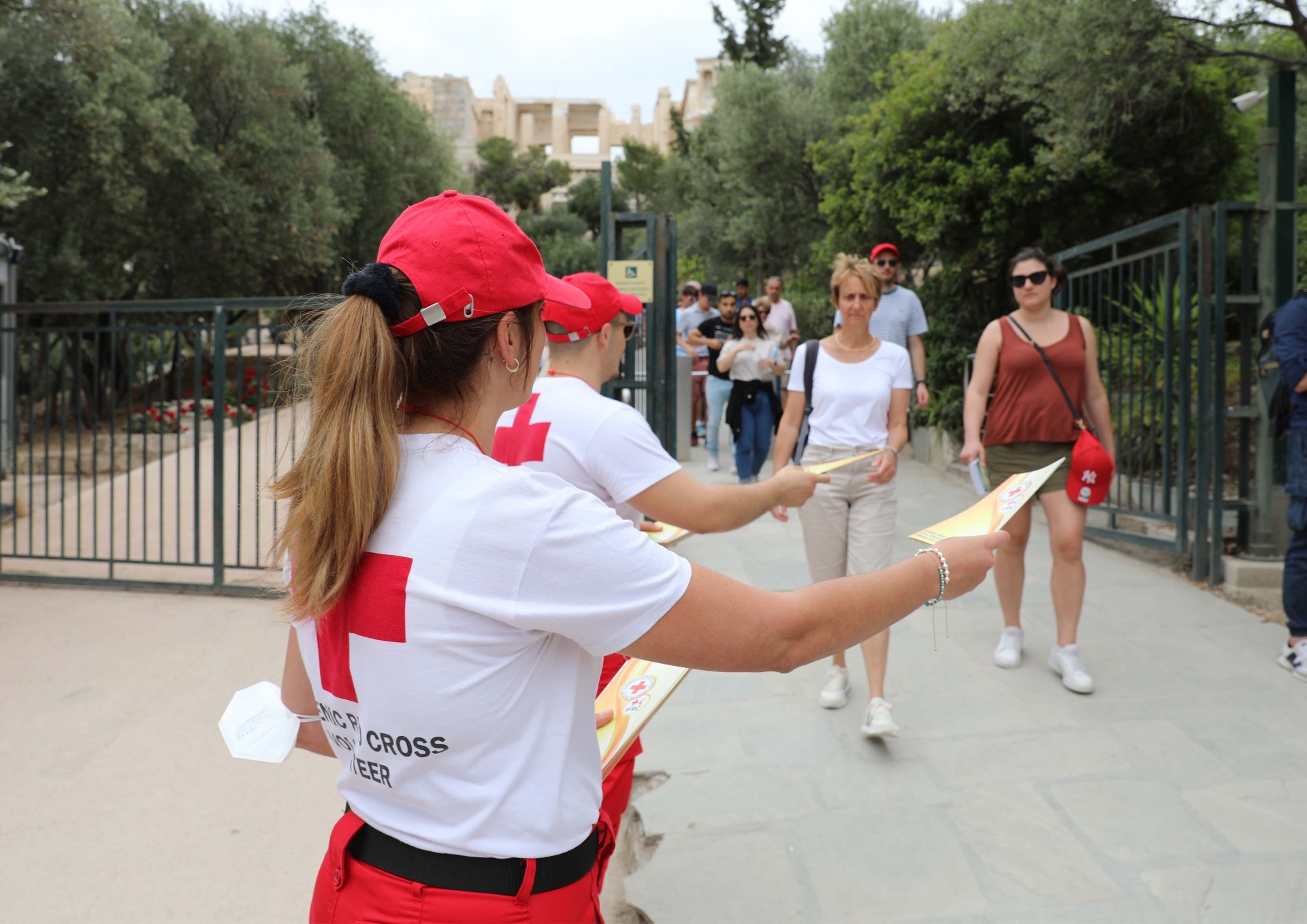 Ο Ελληνικός Ερυθρός Σταυρός διοργάνωσε με τεράστια επιτυχία δράση ενημέρωσης για την αντιμετώπιση των υψηλών θερμοκρασιών στην Ακρόπολη