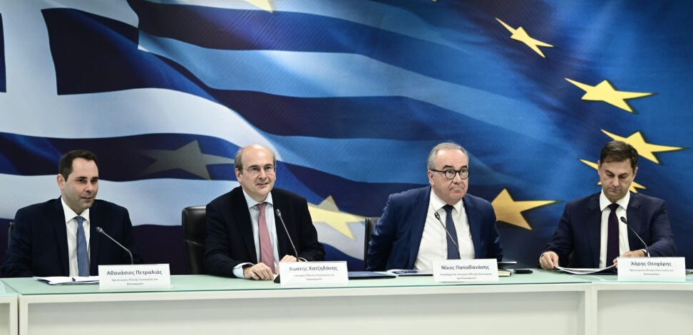 Κωστής Χατζηδάκης: Οριζόντια αύξηση μισθών στο Δημόσιο – Παράταση του market pass ως τον Οκτώβριο – Όλα τα νέα μέτρα