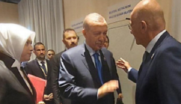 Χαιρετούρα Δένδια με τον Ερντογάν!