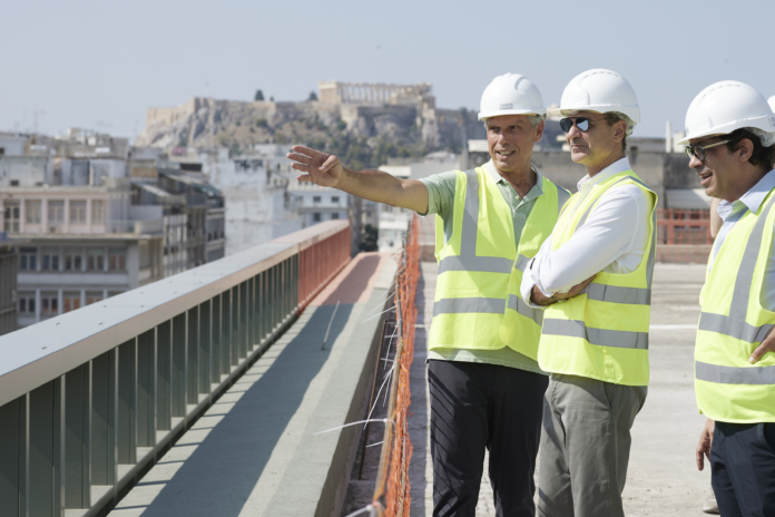 Eπίσκεψη του Πρωθυπουργού Κυριάκου Μητσοτάκη στο υπό ανακατασκευή κτίριο του «Μινιόν»