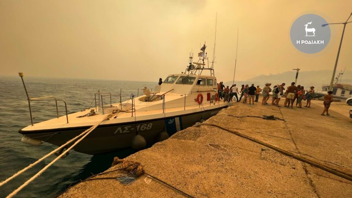 Ανεξέλεγκτη για πέμπτη ημέρα η πυρκαγιά στη Ρόδο – Επιχείρηση ΛΣ για απεγκλωβισμό ατόμων από παραλίες – Συγκλονιστικό βίντεο εκατοντάδες κόσμου να εκκενώνουν το νησί