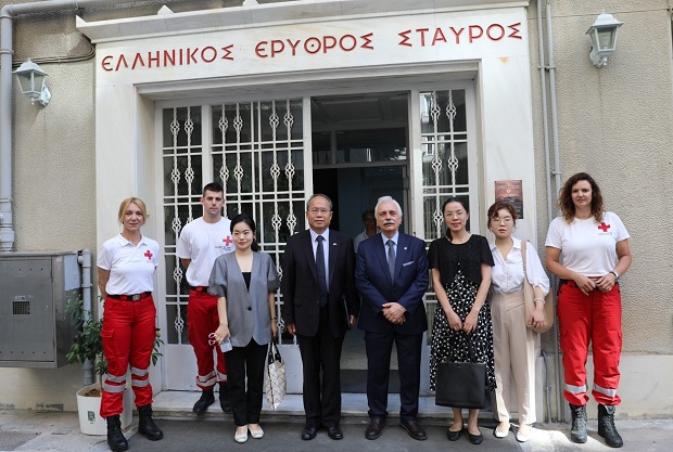 Ο Ελληνικός Ερυθρός Σταυρός παρέλαβε επιταγή 100.000 δολαρίων από τον Πρέσβη της Κίνας προς ενίσχυση των πυρόπληκτων