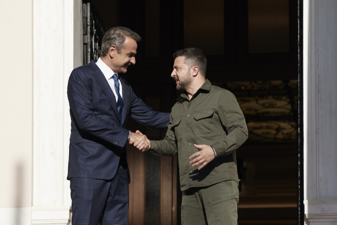 Επικοινωνία Μητσοτάκη – Ζελένσκι: «Τίποτα δεν μπορεί να αποφασιστεί για την Ουκρανία χωρίς την Ουκρανία»
