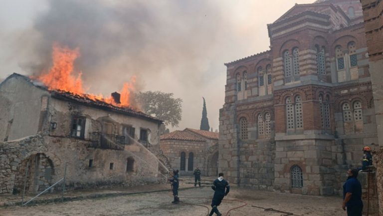 Καίγεται η ιστορική μονή του Οσίου Λουκά