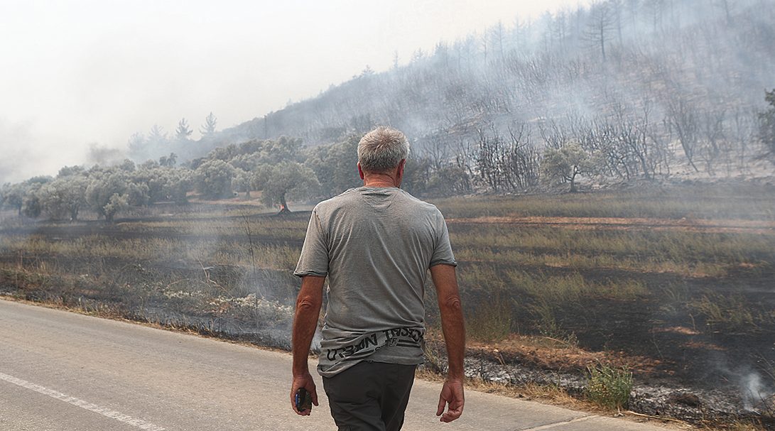 ΣΤΑΧΤΕΣ και ερείπια… Εγκληματίες εμπρηστές, ανίκανο κράτος και επιχειρηματικά συμφέροντα καίνε τη χώρα