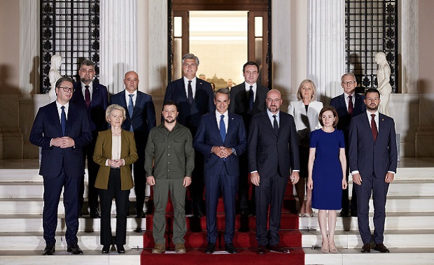 Το επικοινωνιακό σόου με τους Βαλκάνιους