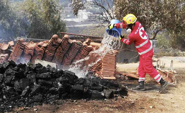 Πολίτες και πυροσβέστες αναγνωρίζουν τη συγκινητική προσφορά των εθελοντών του Ε.Ε.Σ. στα πύρινα μέτωπα της χώρας