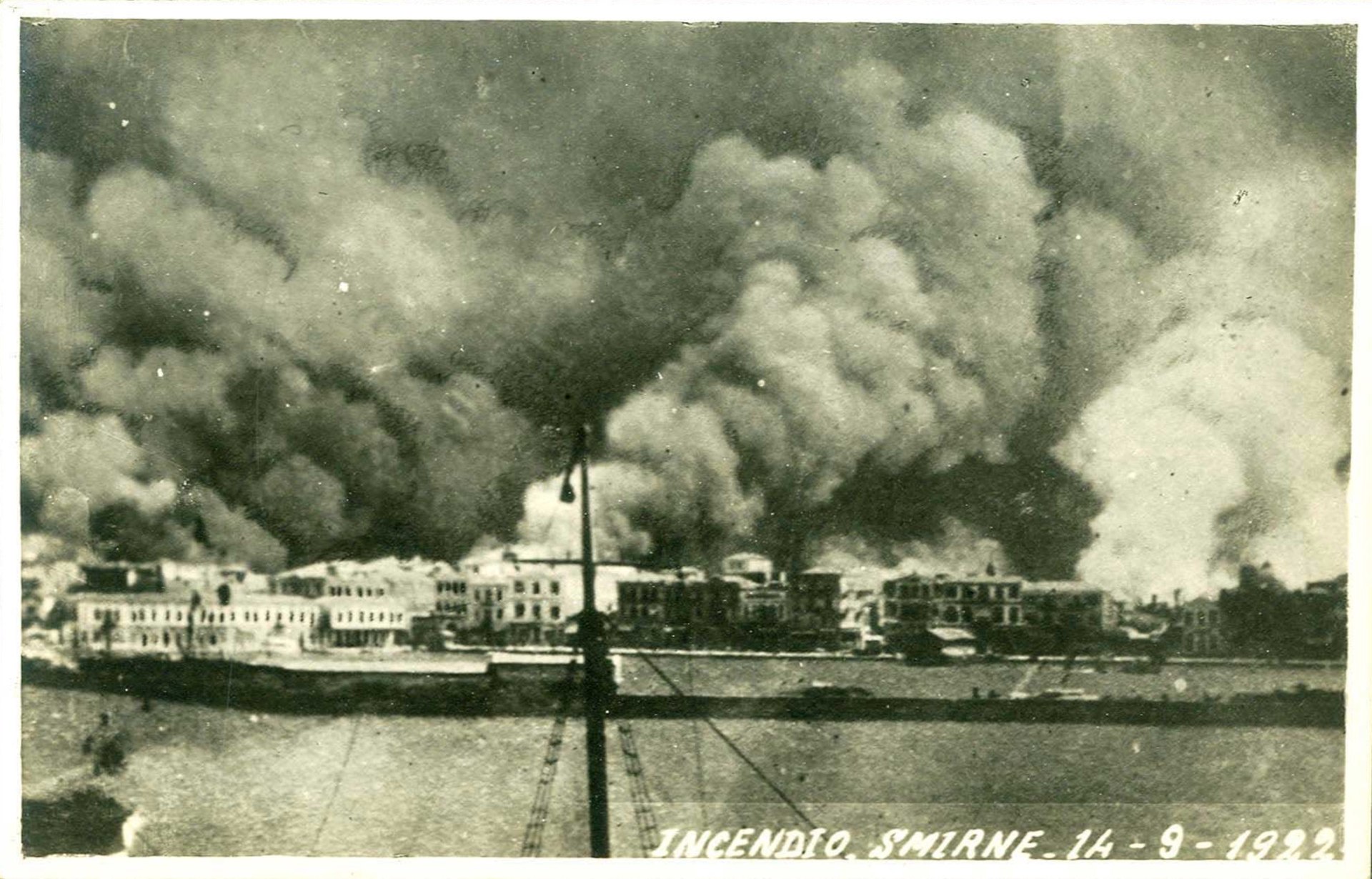 13 Σεπτεμβρίου: Σαν σήμερα η Σμύρνη παραδίδεται στις φλόγες – Ο Ελληνισμός της Μικρασίας ξεριζώνεται