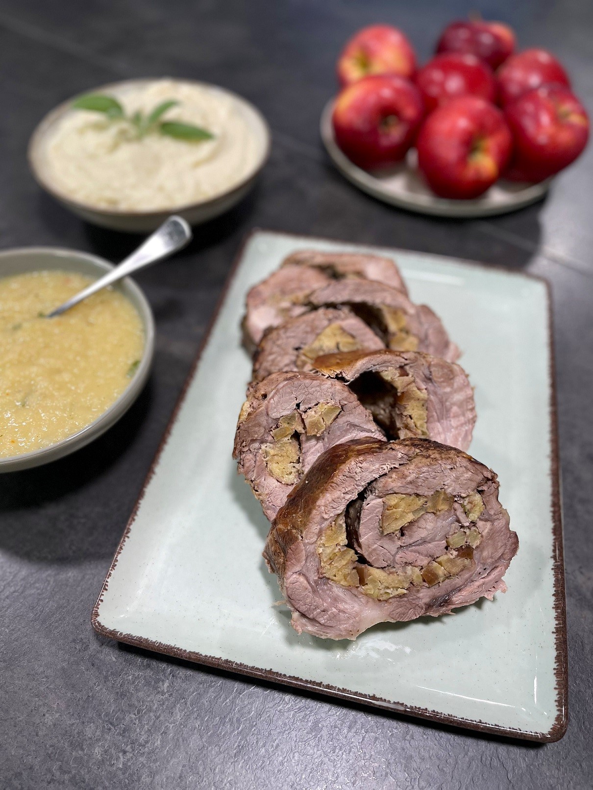 «Chef στην κουζίνα σας με τον Βαγγέλη Δρίσκα»: Ψητό χοιρινό ρολό με σάλτσα μήλου, κοτόπιτα με λαχανικά και κυπριακό ρεβανί ετοιμάζει ο Βαγγέλης Δρίσκας αυτό το Σαββατοκύριακο στo OPEN
