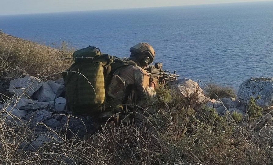 Κόκκινος συναγερμός – Σε επιφυλακή Κυβέρνηση, Ένοπλες Δυνάμεις, Μυστικές Υπηρεσίες