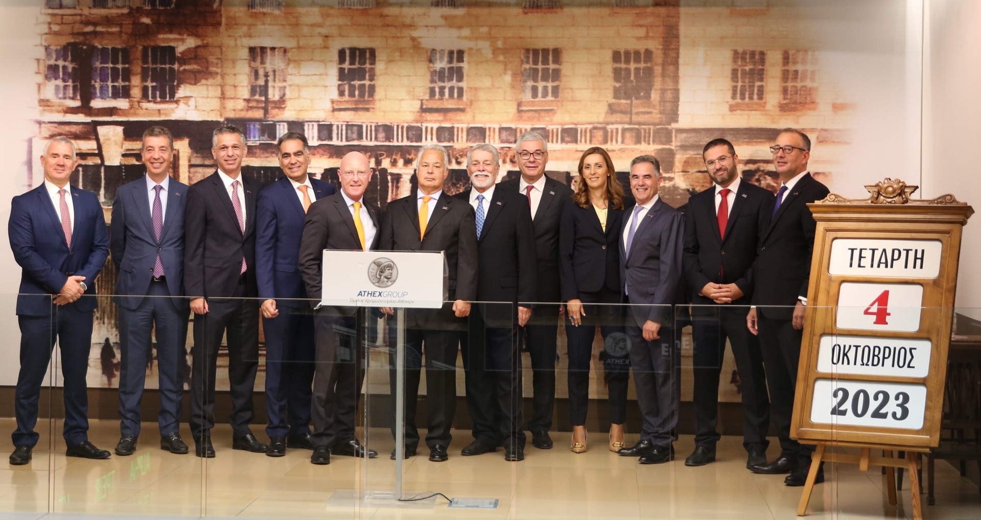 Η Optima bank ‘’χτυπά’’ το καμπανάκι για την έναρξη της συνεδρίασης στο Χρηματιστήριο Αθηνών