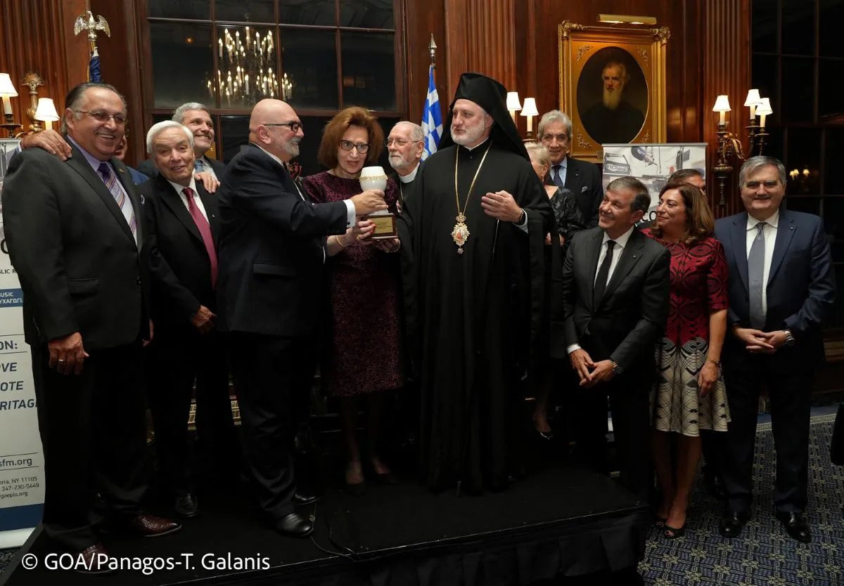 ΜΙΧΑΛΗ ΙΓΝΑΤΙΟΥ: Ο Ελπιδοφόρος διαλύει την Ιερά Αρχιεπισκοπή Αμερικής για να διασωθεί: Απαιτεί από οργανώσεις να στείλουν στο Φανάρι «επιστολές συμπαράστασης» για να παραμείνει Αρχιεπίσκοπος!