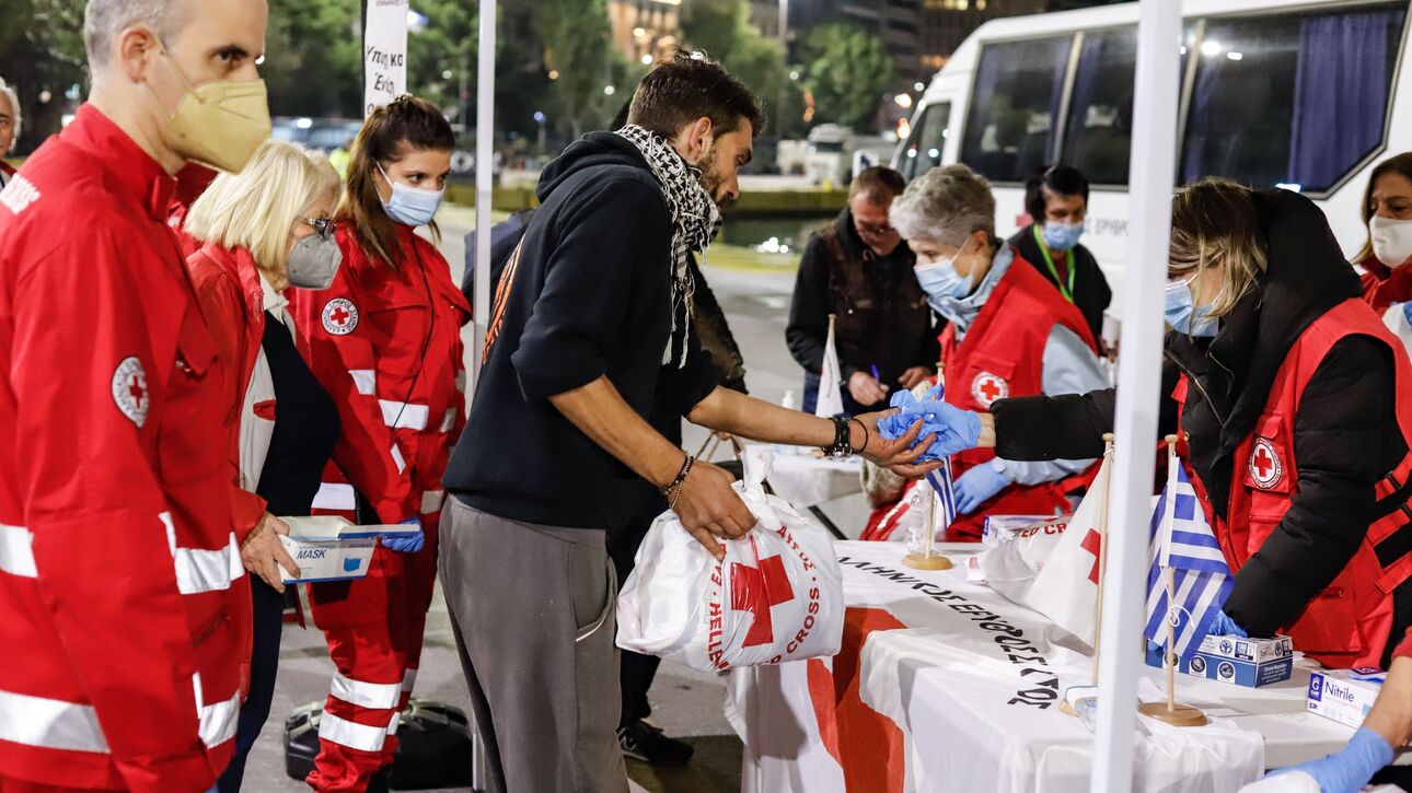 Ο Ελληνικός Ερυθρός Σταυρός στηρίζει τους αστέγους στο λιμάνι του Πειραιά
