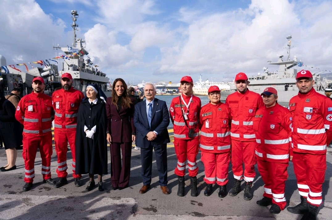 Ο Ελληνικός Ερυθρός Σταυρός με ναυαγοσωστικό σκάφος και διασωστικό ρομπότ (EMILY) στον εορτασμό των Θεοφανείων στον Πειραιά