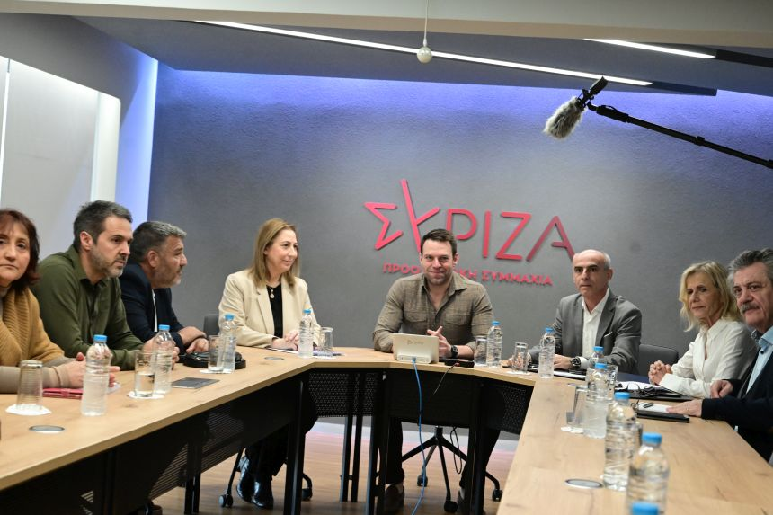 Στέφανος Κασσελάκης με ΑΔΕΔΥ: Επαναφορά του 13ου και 14ου μισθού για τους εργαζόμενους στο Δημόσιο