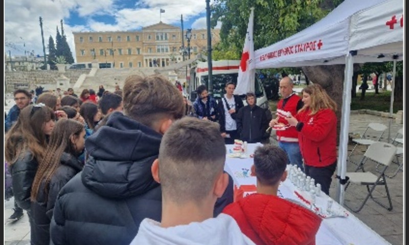 Ο Ελληνικός Ερυθρός Σταυρός με αφορμή την Παγκόσμια Ημέρα Στοματικής Υγείας πραγματοποίησε μεγάλη ενημερωτική δράση στην Πλατεία Συντάγματος, την Τετάρτη 20/3.