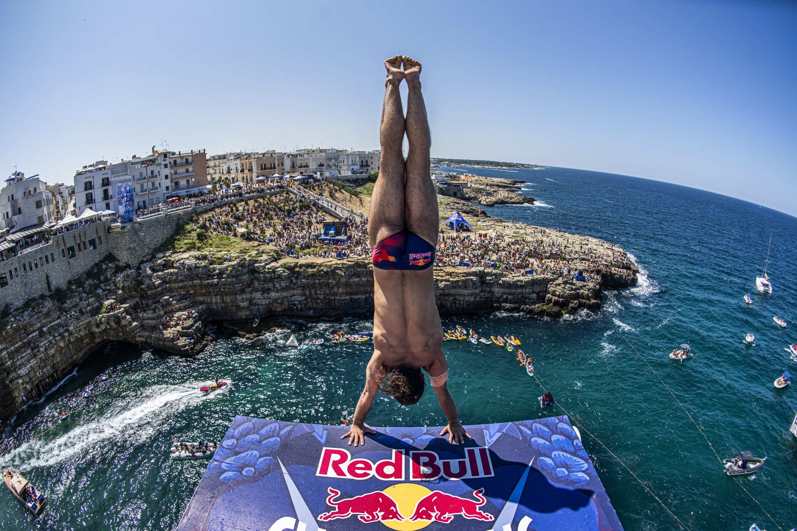 Κυνηγώντας το 10άρι στο Red Bull Cliff Diving 2024 στη Λίμνη Βουλιαγμένης (φωτο)
