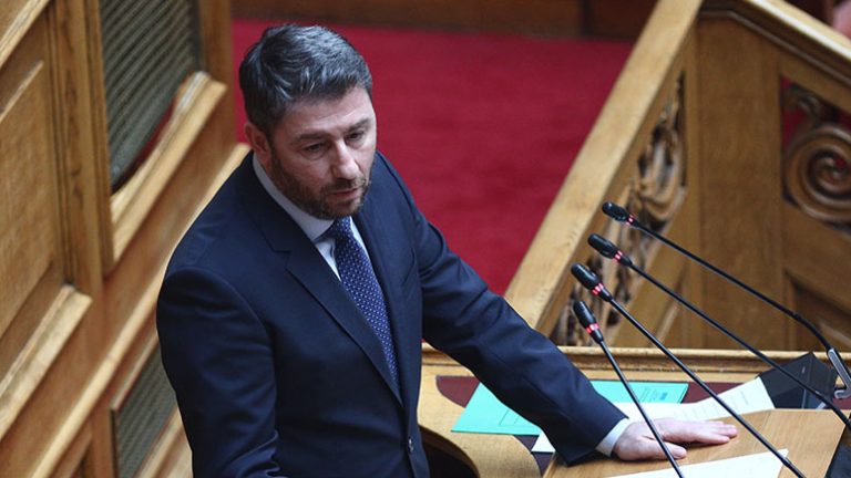 Σκληρό ροκ από τον Ανδρουλάκη