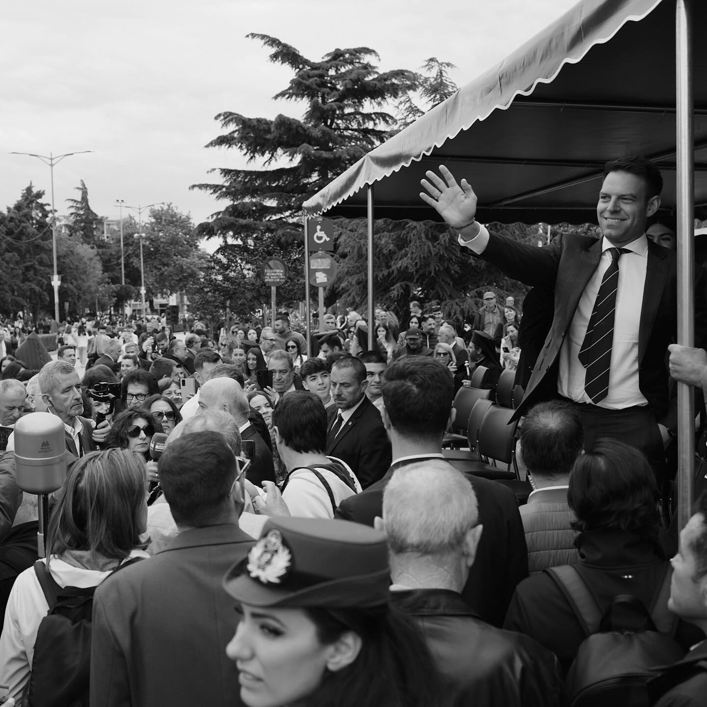 Σε ιδιαίτερα εγκάρδιο κλίμα, με αγκαλιές και χαμόγελα, υποδέχτηκαν τον πρόεδρο του ΣΥΡΙΖΑ-ΠΣ, Στέφανο Κασσελάκη στην πόλη τους οι κάτοικοι της Ξάνθης.
